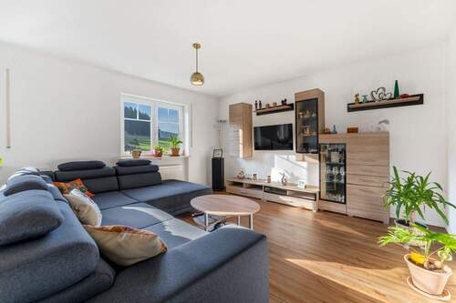 Wohnzimmer - Charmante Maisonette-Eigentumswohnung mit Gartenanteil und Kachelofen!