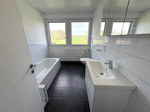 großz.Vollbad mit Fensterfront - 