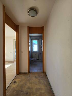 Zwischenflur zum Bad u. SZ - 