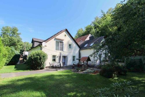 Hausansicht mit Terrasse - MFH mit bis zu 4 Wohneinheiten, insgesamt 11 Zimmer, Potenzial zur flexiblen Nutzung in Alleinlage