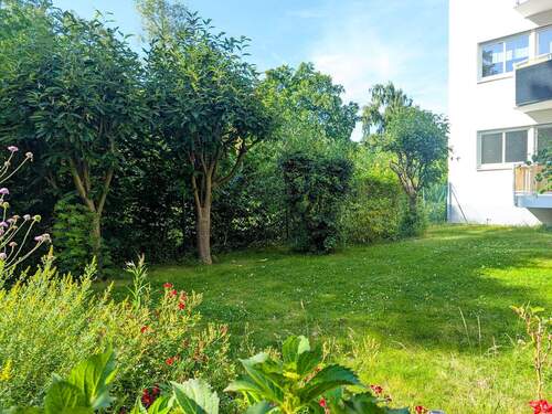 Grüne Wiese hinter dem Haus - 