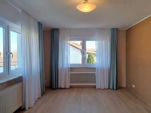 Zimmer mit Balkon im OG - 