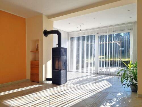 Wohnzimmer mit Kamin im EG - 