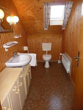 WC-Raum im DG mit Fenster - 
