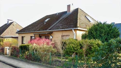 vorn halbrechts mit Garten - 