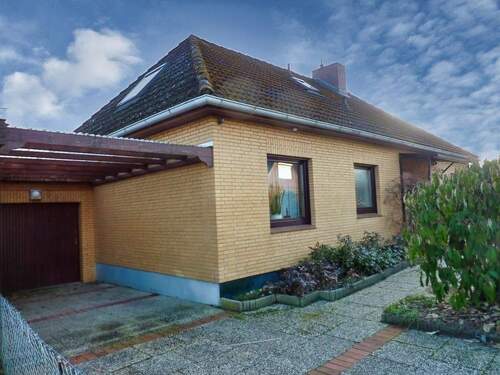 vorn links mit Carport - 