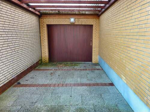 Garage mit Carport vor dem Tor - 