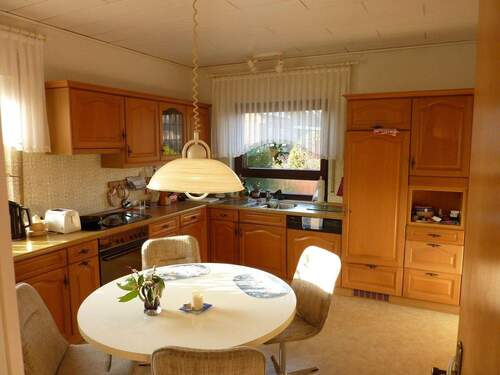 große Wohnküche mit 2 Fenstern - 