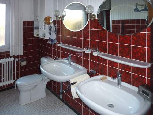 EG: Bad mit Wanne und Dusche - 