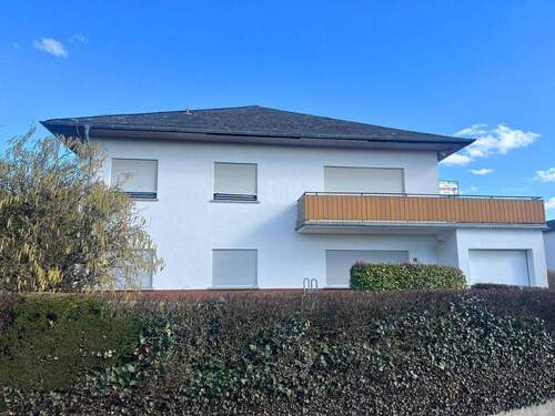 Außenansicht I - Großes Einfamilienhaus mit 6 Zimmern, EBK, BALKON und Garten in ruhiger Lage