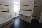 Bad mit Wanne und Dusche (1) - 
