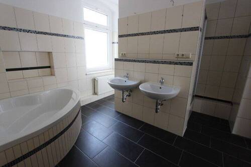 Bad mit Wanne und Dusche (1) - 