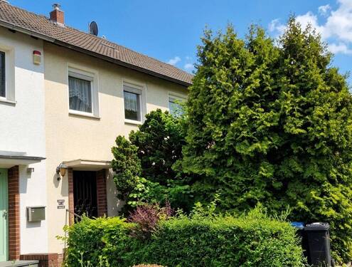 Objektvorderansicht links - Provisionsfrei: Familienhaus mit großem Garten auf 776 m² in Köln-Brück
