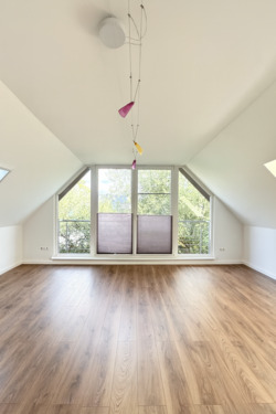 Masterschlafzimmer - Mahlow bei Berlin: Architektur trifft Lebensgefühl – 172 m² Wohnkunst mit Galerie, 6 m Raumhöhe, 3 Terrassen, großem Garten & hochwertiger Ausstattung