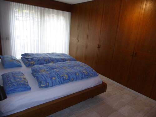 Schlafzimmer mit hochwertigen Einbauschränken.JPG - 