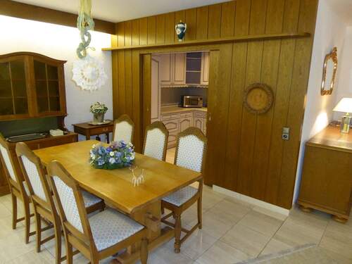 Essplatz mit Schiebetür zur Küche offen.JPG - 3 Zimmer Etagenwohnung in Dortmund