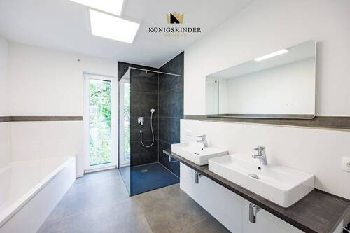 Dusche und Badewanne. - 