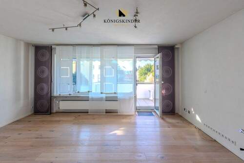 Wohnzimmer mit Zugang Balkon - 