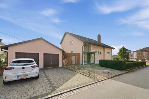 Das Haus von außen - Gepflegtes Zweifamilienhaus mit großem Garten, Terrasse & Balkon - ideal für Mehrgenerationen