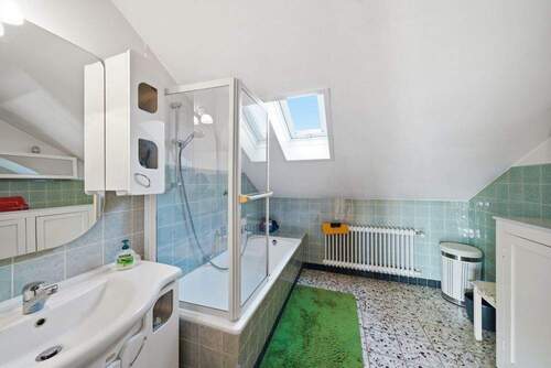 OG - Das Badezimmer mit Duschwanne - 