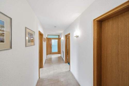 EG - Weitläufiger Flur zu allen Räumen - 