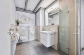 Modern gestaltetes Bad mit WC, Pissoir und Dusche - 