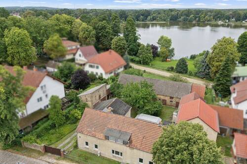 Blick auf das ganze Grundstück einschließlich Seezugang - 