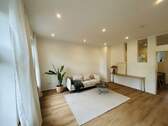 Wohnzimmer mit Altbaucharme - 2 Zimmer Etagenwohnung zum Kaufen in Wiesbaden