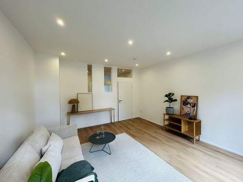 Wohnzimmer mit Albaucharme - 2 Zimmer Etagenwohnung in Wiesbaden