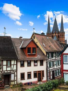 Ansicht mit Nachbarbebauung - 6 Zimmer Einfamilienhaus zum Kaufen in Gelnhausen