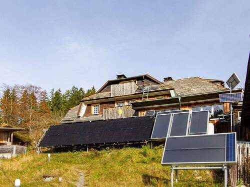 Photovoltaikanlagen hinter dem Haus - 