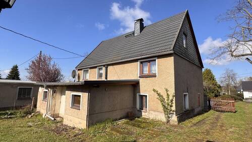 Außenansicht mit Anbau - 4 Zimmer Einfamilienhaus in Hainichen
