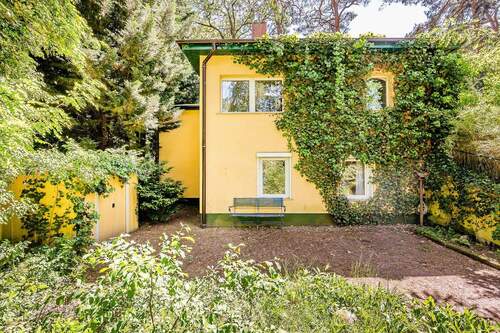 Vorderansicht Hanglage - Einfamilienhaus in Hanglage mit großem Garten im Naturpark LDS
