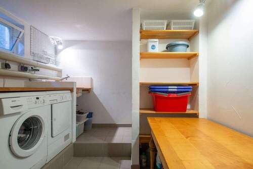 Waschraum und Duschbereich im Keller - 