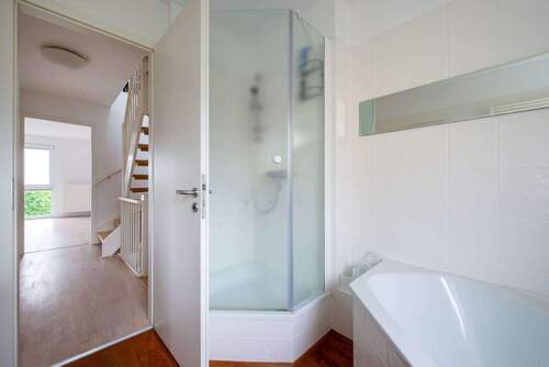 Bad mit Dusche und Badewanne - 