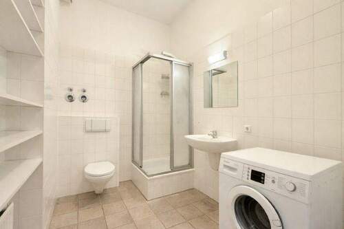 Badezimmer mit Waschmaschinenanschluss - 