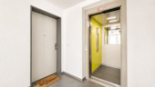 Treppenhaus mit Aufzug - 