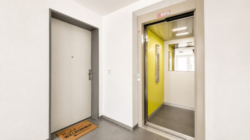 Treppenhaus mit Aufzug - 
