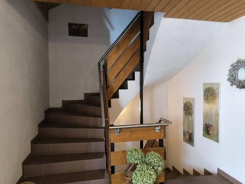 Treppe EG zum DG - Einfamilienhaus mit 314,80 m&sup2; in Stallwang zum Kaufen