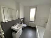Bad mit Wanne und Dusche - 