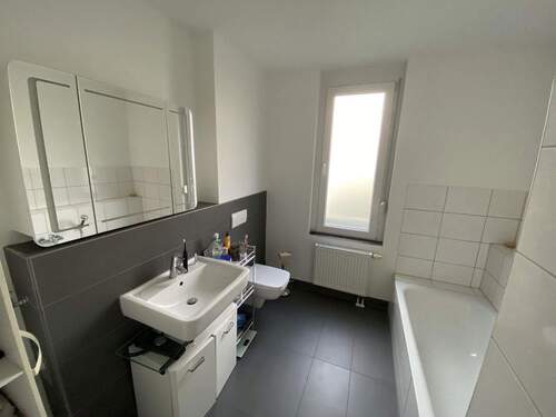Bad mit Wanne und Dusche - 