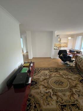 Wohnzimmer mit offener EBK - Etagenwohnung mit 104,20 m² in Frankfurt zum Kaufen