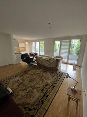 Wohnzimmer mit 2 Balkontüren - 