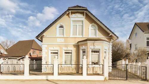 Vorderansicht - Ein Zuhause der Extraklasse: Modernisiert, erweitert, mit Neubaucharakter