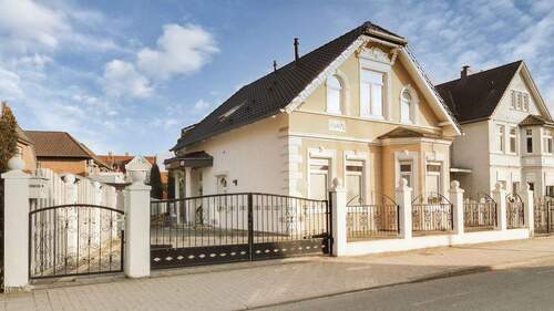 Vorderansicht - 9 Zimmer Einfamilienhaus zum Kaufen in Delmenhorst