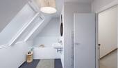 Tageslichtbad mit Badewanne und bodengleicher Dusche - 4 Zimmer Doppelhaushälfte in Müllrose