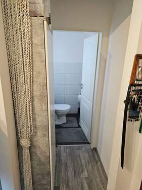 Vorraum zum WC - Etagenwohnung mit 99,00 m&sup2; in Waldkraiburg zum Kaufen