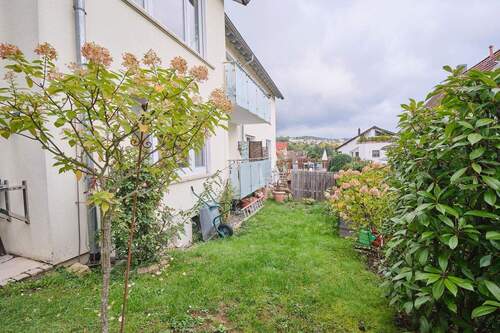 Garten mit Blick auf Balkon - 