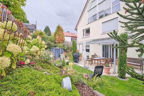 Garten mit Blick auf Terrasse - 