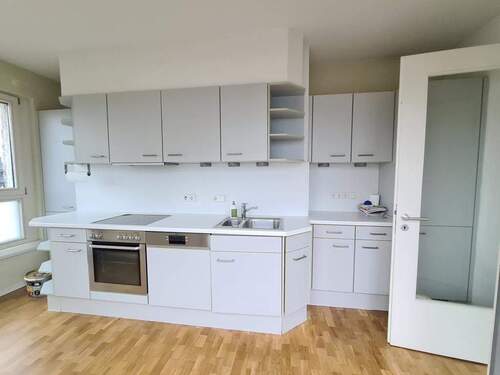 ...einer hellen Einbauküche - 